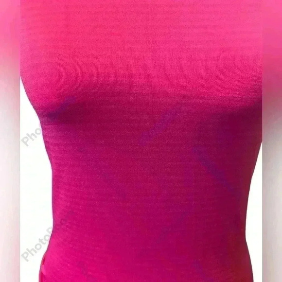 Under Armour Heat Gear fitted Razorback tank in Fushia. Women’s size S/P - Picture 2 of 5